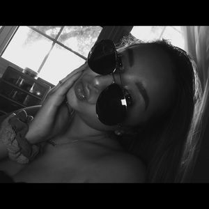 Meet your Posher, Adelena